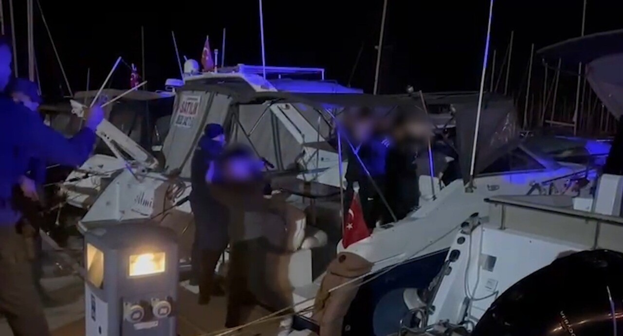 KUŞADASI İLÇESİNDE DÜZENLENEN OPERASYONDA YURTDIŞINA KAÇMAYA ÇALIŞAN 4 ORGANİZE SUÇ ÖRGÜTÜ ÜYESİ...