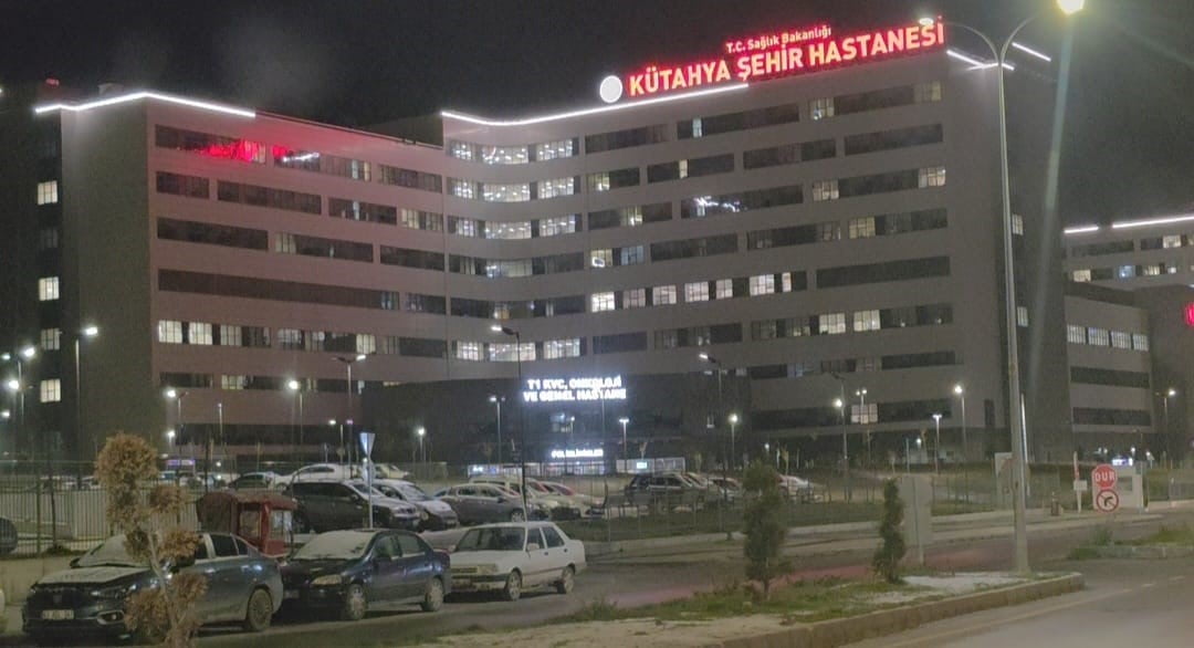 KÜTAHYA'DA BİR KADIN, TARTIŞTIĞI ARKADAŞI TARAFINDAN BIÇAKLANARAK HAYATINI KAYBETTİ.