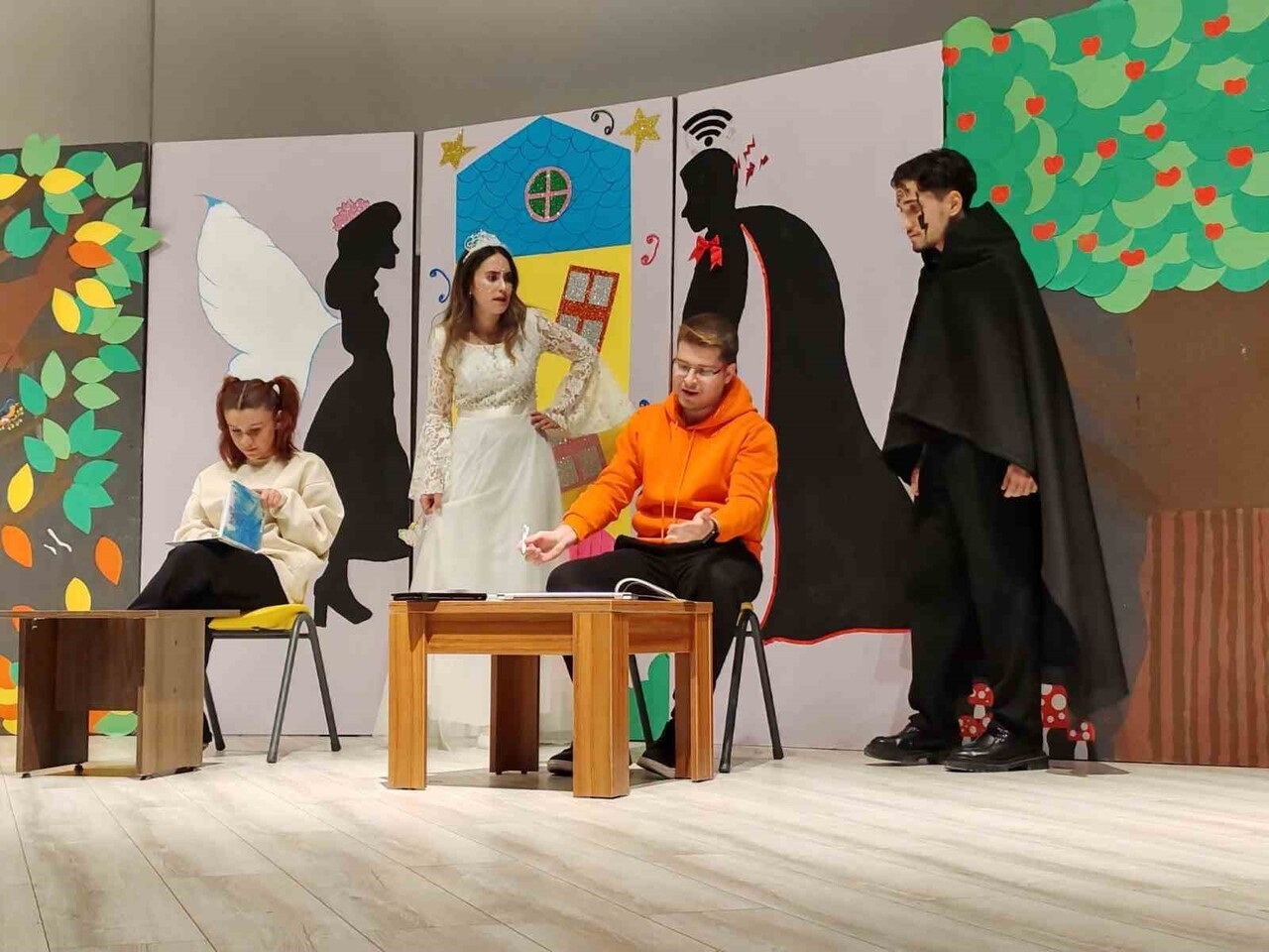 KÜTAHYA'DA DÜZENLENEN 'ÇEKMEZ KÖY' TİYATRO OYUNUNDA, ÖĞRENCİLERİN GÜNLÜK YAŞAMLARINDA GİDEREK...