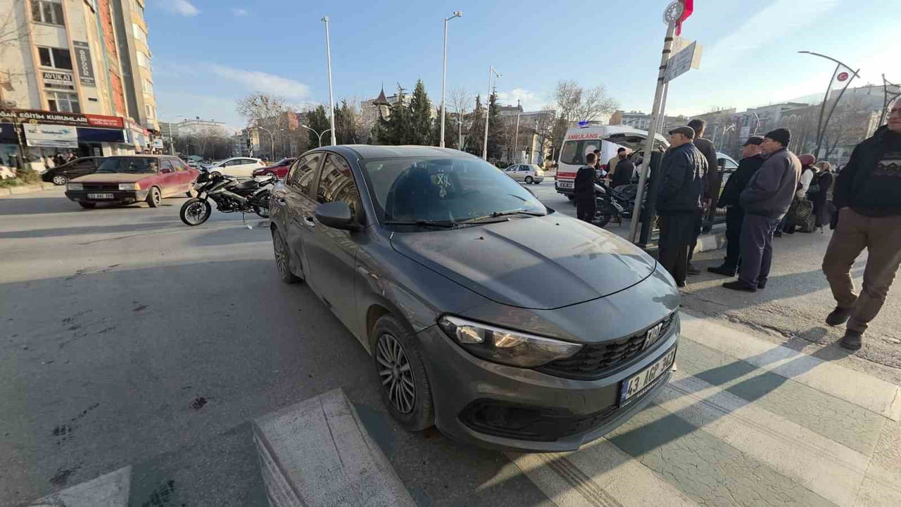 KÜTAHYA'DA OTOMOBİL İLE MOTOSİKLET ÇARPIŞTI: 1 YARALI