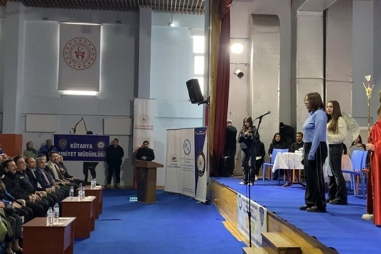 KÜTAHYA'DA PARLAYAN YILDIZLAR SAHNE ALDI