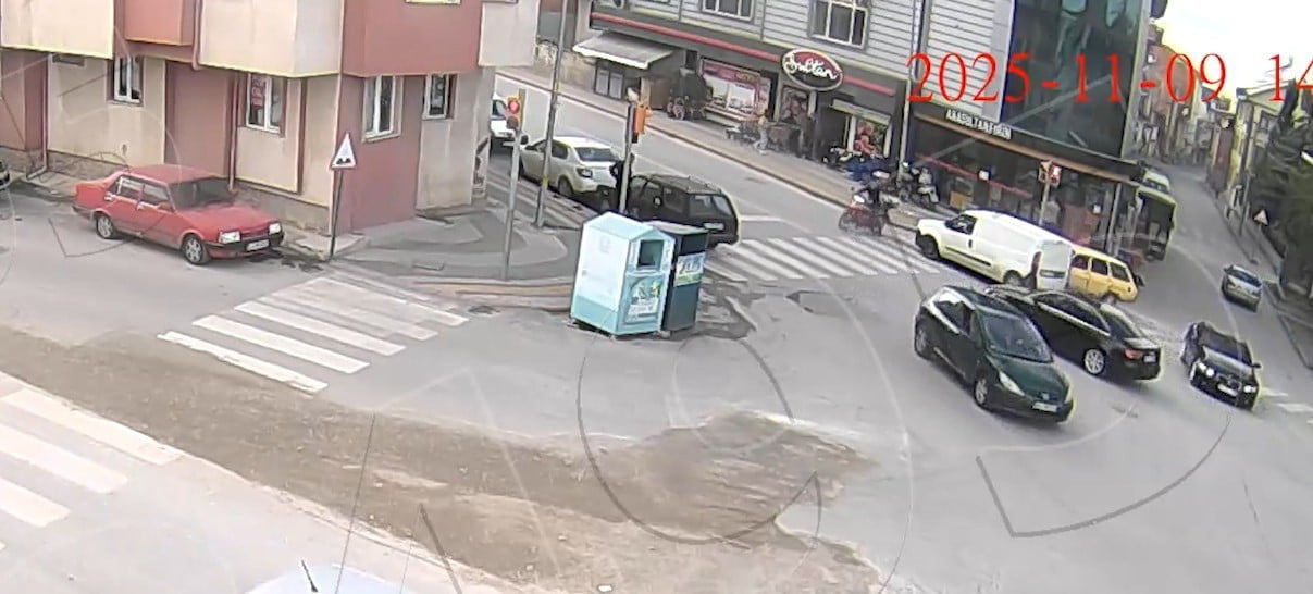 KÜTAHYA'NIN FUAT PAŞA MAHALLESİ BEKİR AVLUPINAR CADDESİ'NDE MEYDANA GELEN TRAFİK KAZASINDA, YAYA...