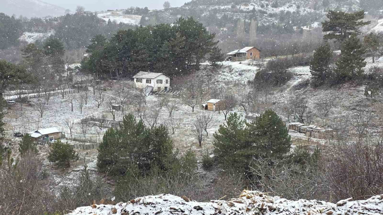 KÜTAHYA'NIN YÜKSEK KESİMLERİ MEVSİMİN İLK KARIYLA BEYAZA BÜRÜNDÜ