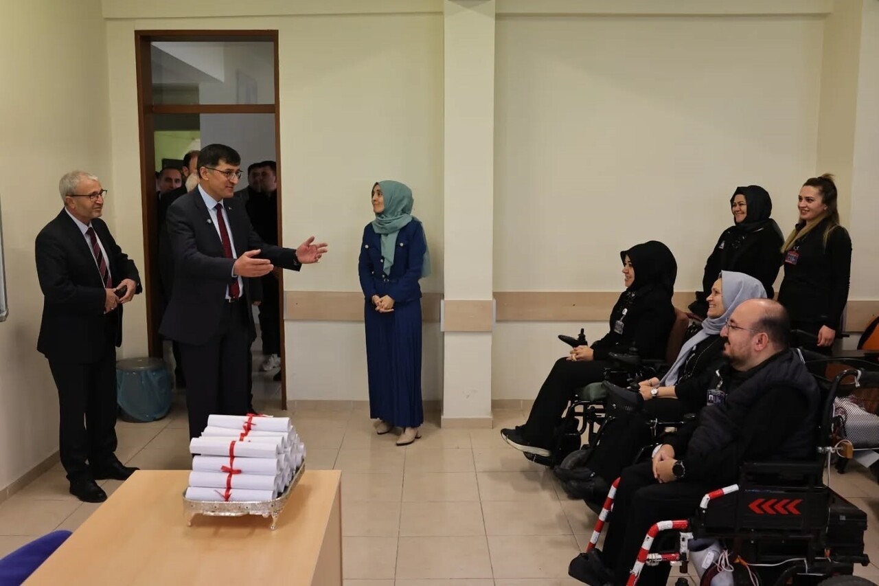 KÜTAHYA BELEDİYESİ’NDE 26 PERSONEL İŞARET DİLİ SERTİFİKASI ALDI