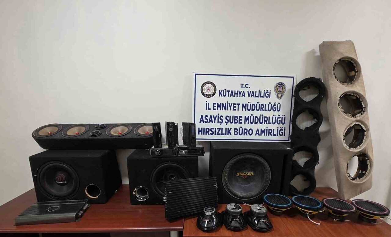KÜTAHYA’DA ARAÇLARDAN SES SİSTEMİ HIRSIZLIĞI YAPAN 2 ŞÜPHELİ YAKALANDI