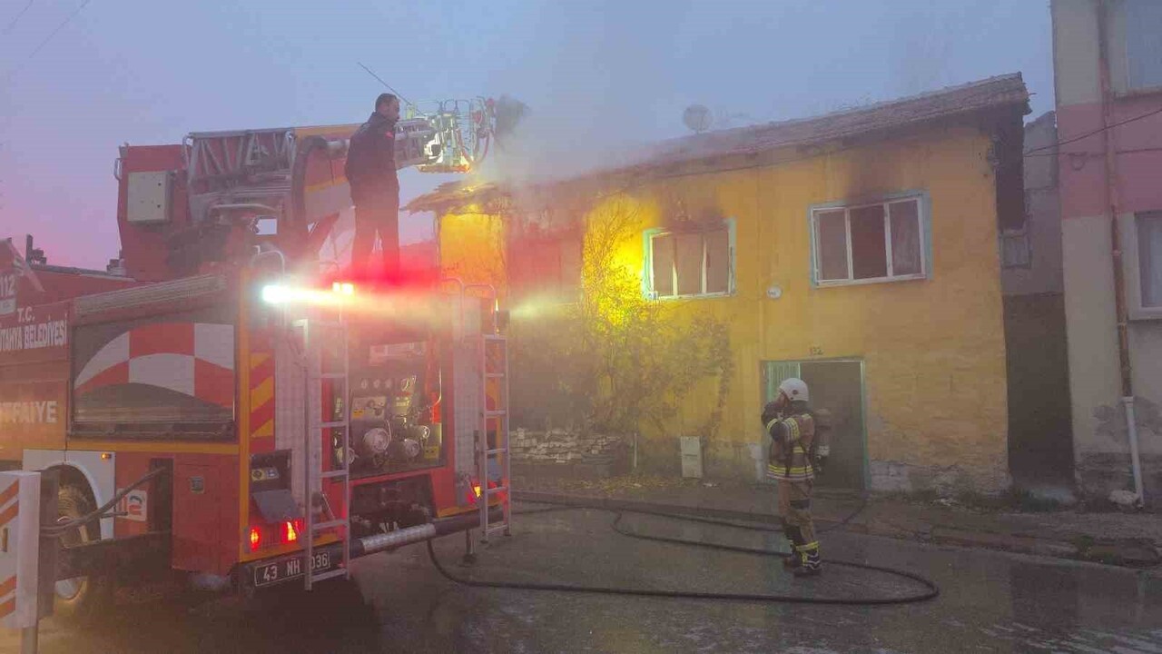 KÜTAHYA’DA ÇIKAN YANGINDA 85 YAŞINDAKİ ZEKİYE SARI HAYATINI KAYBETTİ