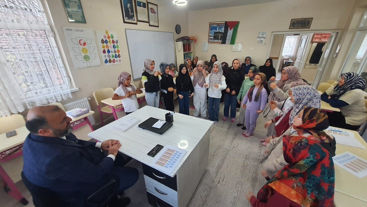 KÜTAHYA’DA KUR’AN KURSU ÖĞRENCİLERİNDEN FİLİSTİN’E ANLAMLI BAĞIŞ