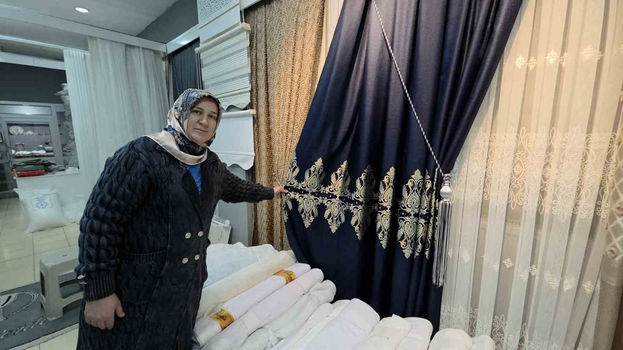 KÜTAHYA’DA OSMANLI MOTİFLİ PERDELER ÜRETEN ZAHİDE KABAR, EL EMEĞİYLE HAZIRLADIĞI ÜRÜNLERİN...