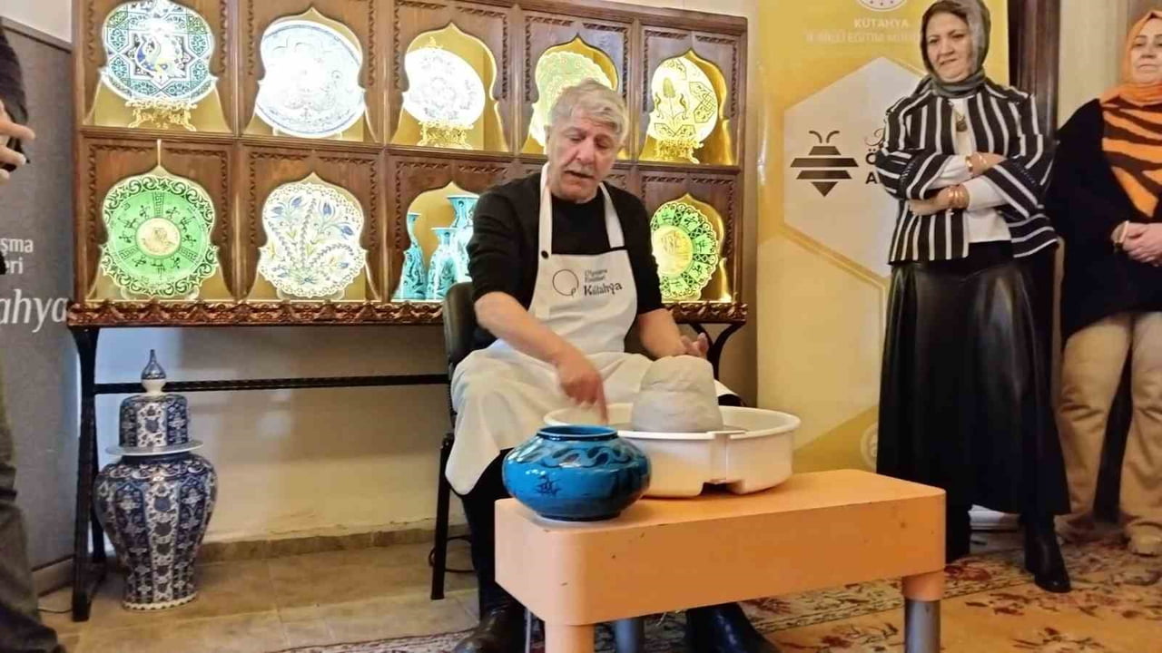 KÜTAHYA’DA "KADİM KÜLTÜR: ÇİNİCİLİK" BAŞLIKLI ETKİNLİK DÜZENLENDİ