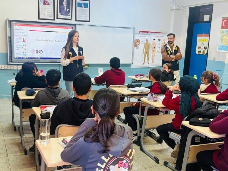 KÜTAHYA’DA SİBERAY EKİBİNDEN ÖĞRENCİLERE SİBER GÜVENLİK SEMİNERİ