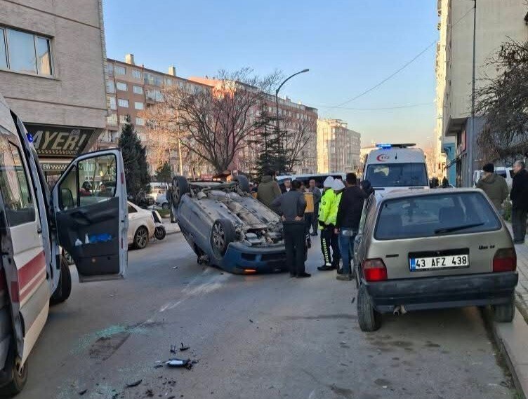 KÜTAHYA’DA SÜRÜCÜSÜNÜN KONTROLÜNDEN ÇIKAN BİR OTOMOBİLİN PARK HALİNDEKİ ARAÇLARA ÇARPARAK TAKLA...