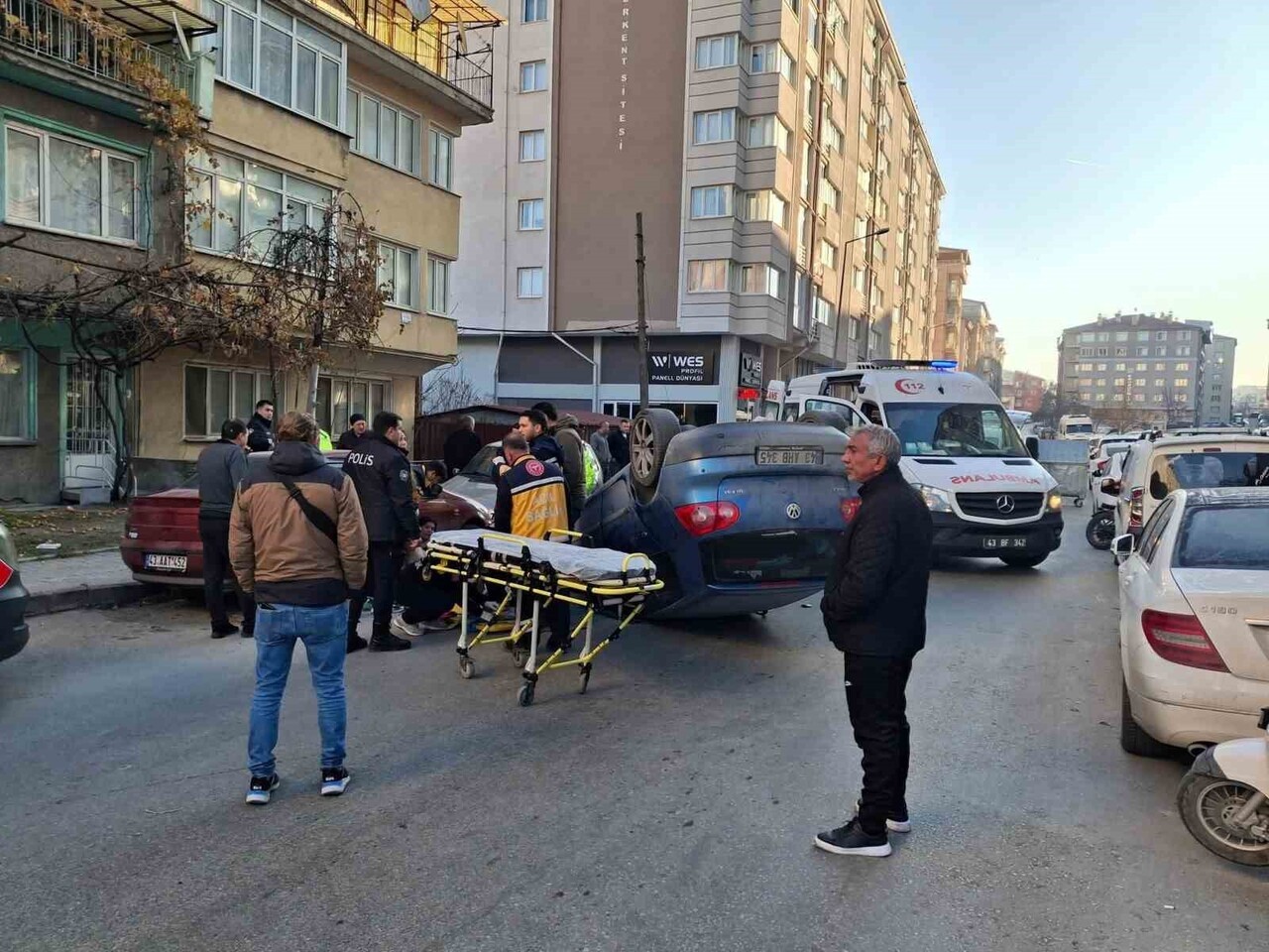 KÜTAHYA’DA SÜRÜCÜSÜNÜN KONTROLÜNDEN ÇIKAN BİR OTOMOBİLİN PARK HALİNDEKİ ARAÇLARA ÇARPARAK TAKLA...