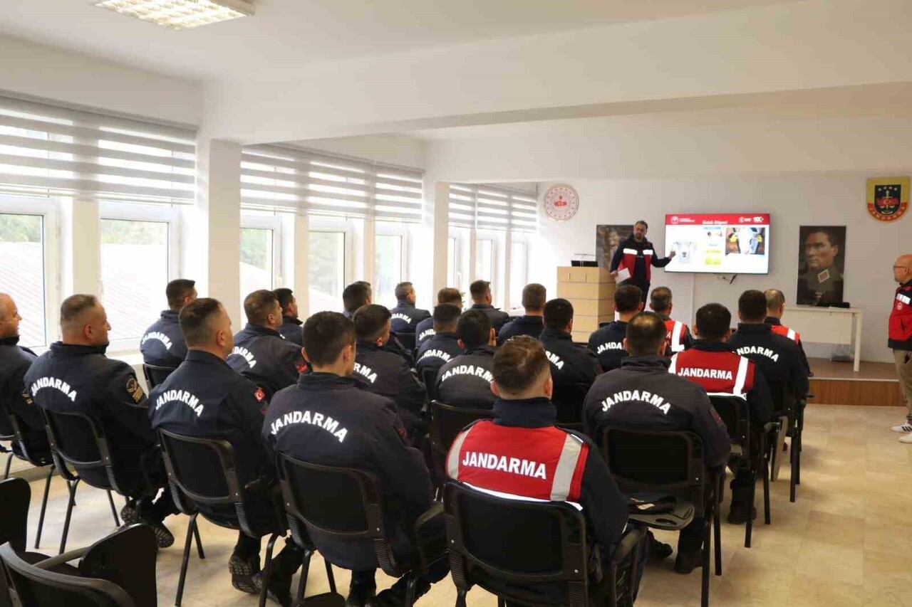 KÜTAHYA JANDARMA KOMUTANLIĞI PERSONELİNE BELGESİZ HAYVAN HAREKETLERİ EĞİTİMİ