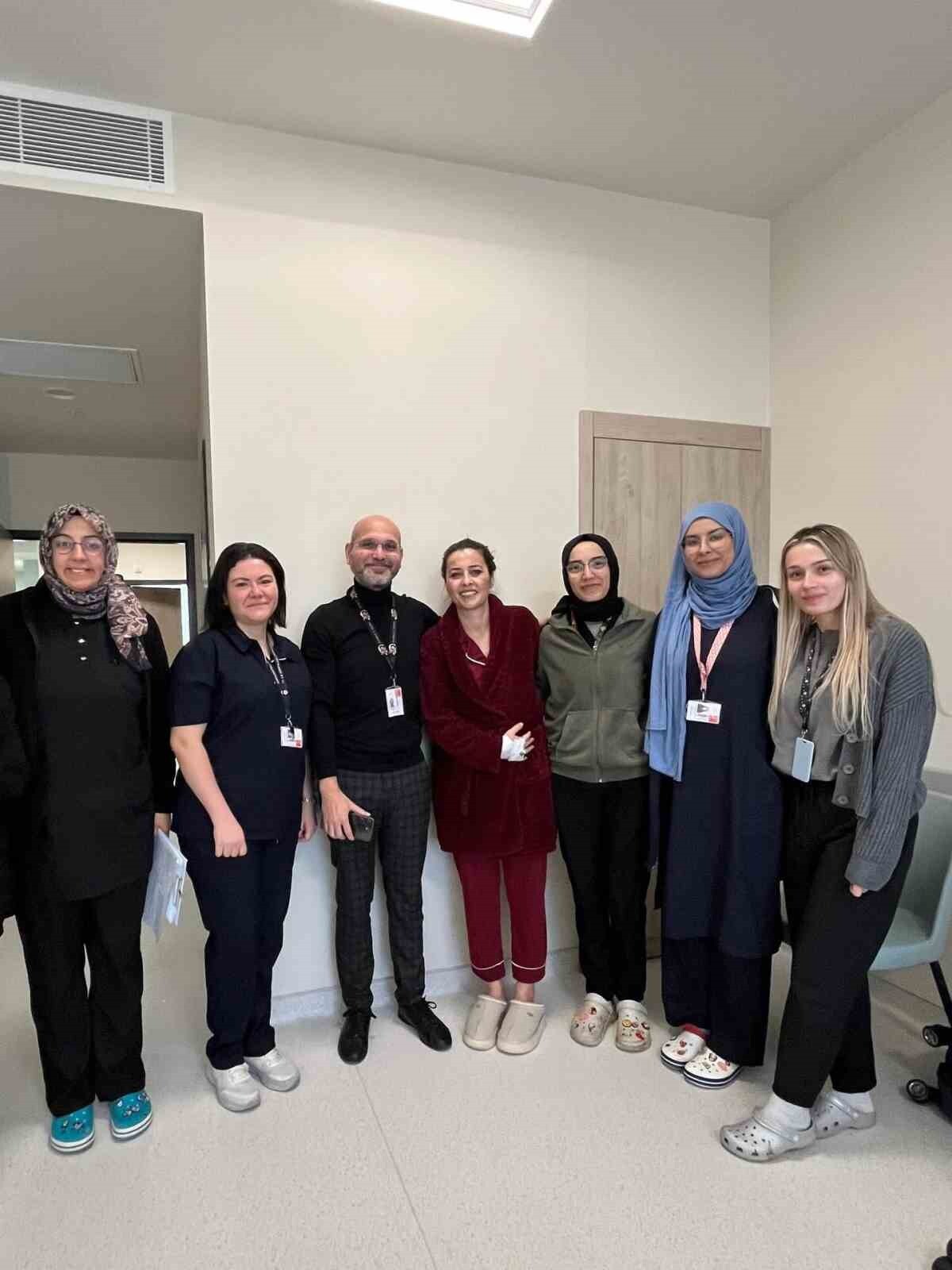 KÜTAHYA ŞEHİR HASTANESİ'NDE DEV YUMURTALIK KİTLELERİ BAŞARIYLA ÇIKARILDI