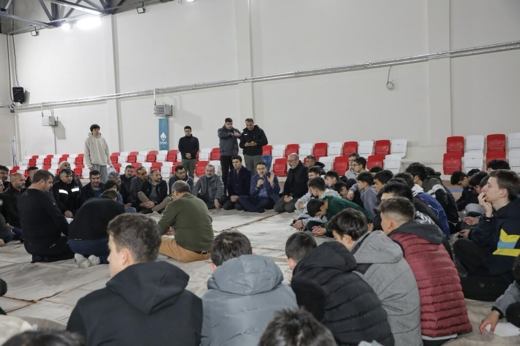 KÜTAHYA VALİSİ MUSA IŞIN: "BİR ELİNİZDE TEKNOLOJİ, BİR ELİNİZDE KUR'AN OLSUN"