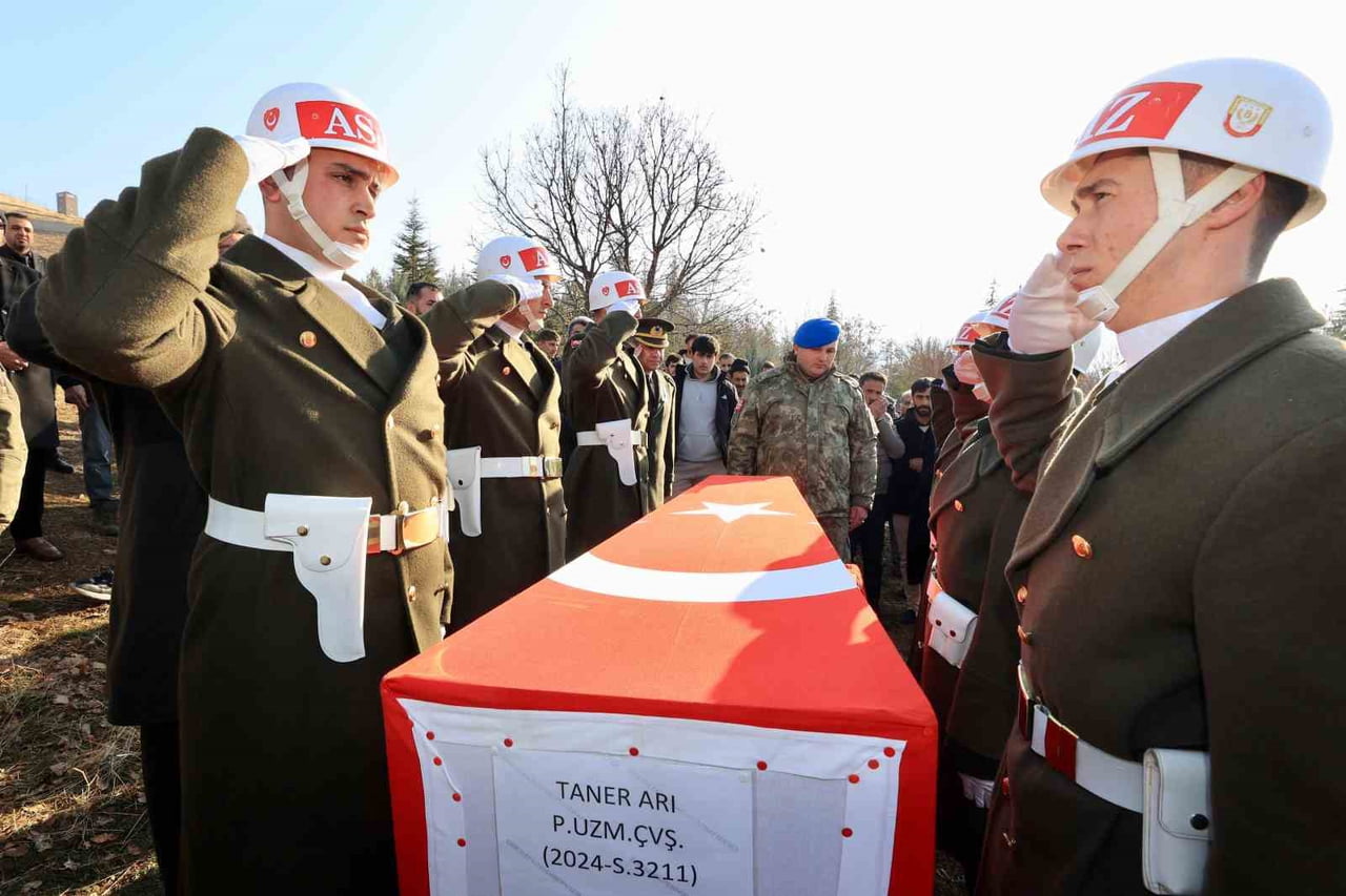 – KUZEY IRAK’TA GÖREV YAPAN BİNGÖLLÜ UZMAN ÇAVUŞ ŞEHİT OLDU