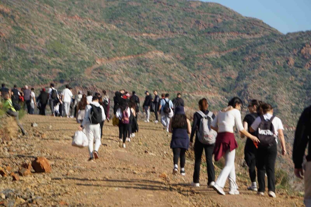 KYK'LI ÖĞRENCİLERDEN VE DERNEKLERDEN YANGIN SONRASI MARMARİS'E CAN SUYU