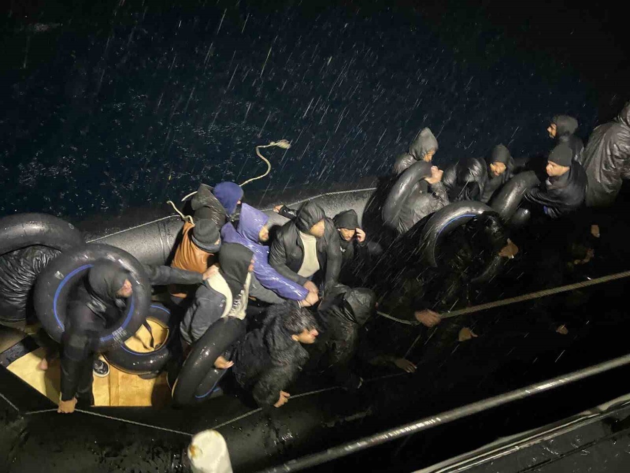 LASTİK BOTTA BULUNAN 26 DÜZENSİZ GÖÇMEN, SAHİL GÜVENLİK EKİPLERİNİN ÇALIŞMASIYLA...