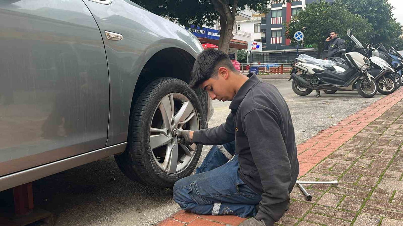 LASTİKLERİ KESİLEN ARAÇLAR TAMİRCİNİN YOLUNU TUTTU