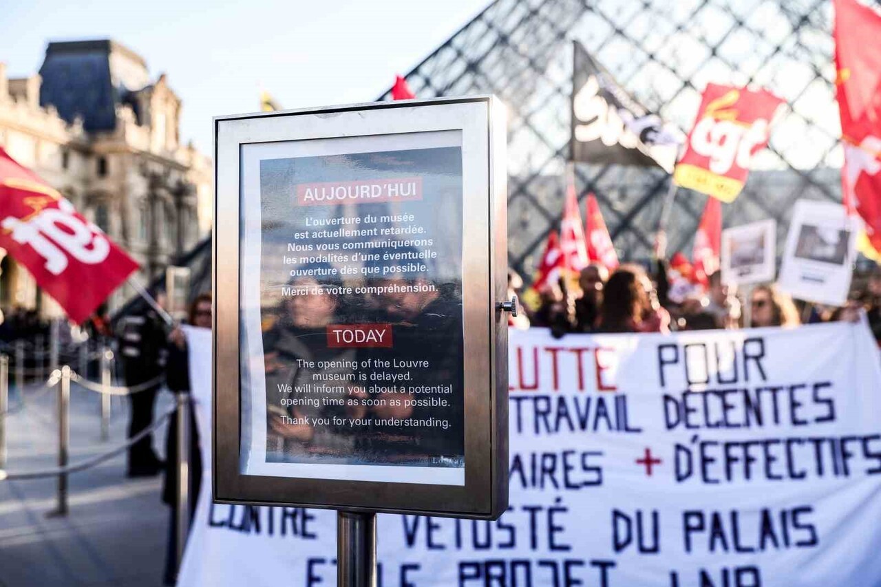 LOUVRE MÜZESİ ÇALIŞANLARI, PERSONELİN MAAŞ VE ÇALIŞMA ŞARTLARI İLE İLGİLİ ŞİKAYETLERİNİ GEREKÇE...
