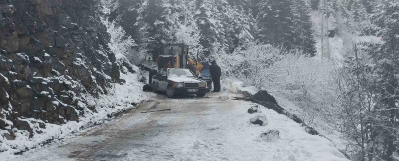 MAÇKA'NIN ÜÇGEDİK MAHALLESİ’NDE KAR NEDENİYLE KAYARAK YOLDAN ÇIKAN BİR ARAÇ, BÜYÜKŞEHİR...