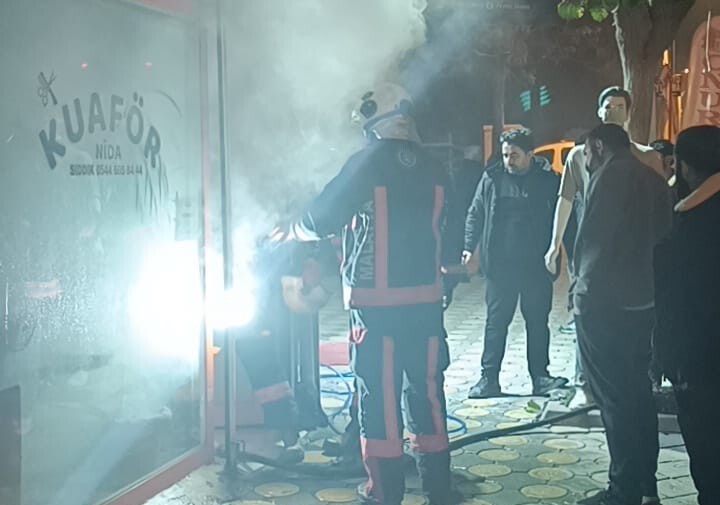 MALATYA'DA BİR İŞ YERİNDE ÇIKAN YANGIN, İTFAİYE EKİPLERİ TARAFINDAN SÖNDÜRÜLDÜ.