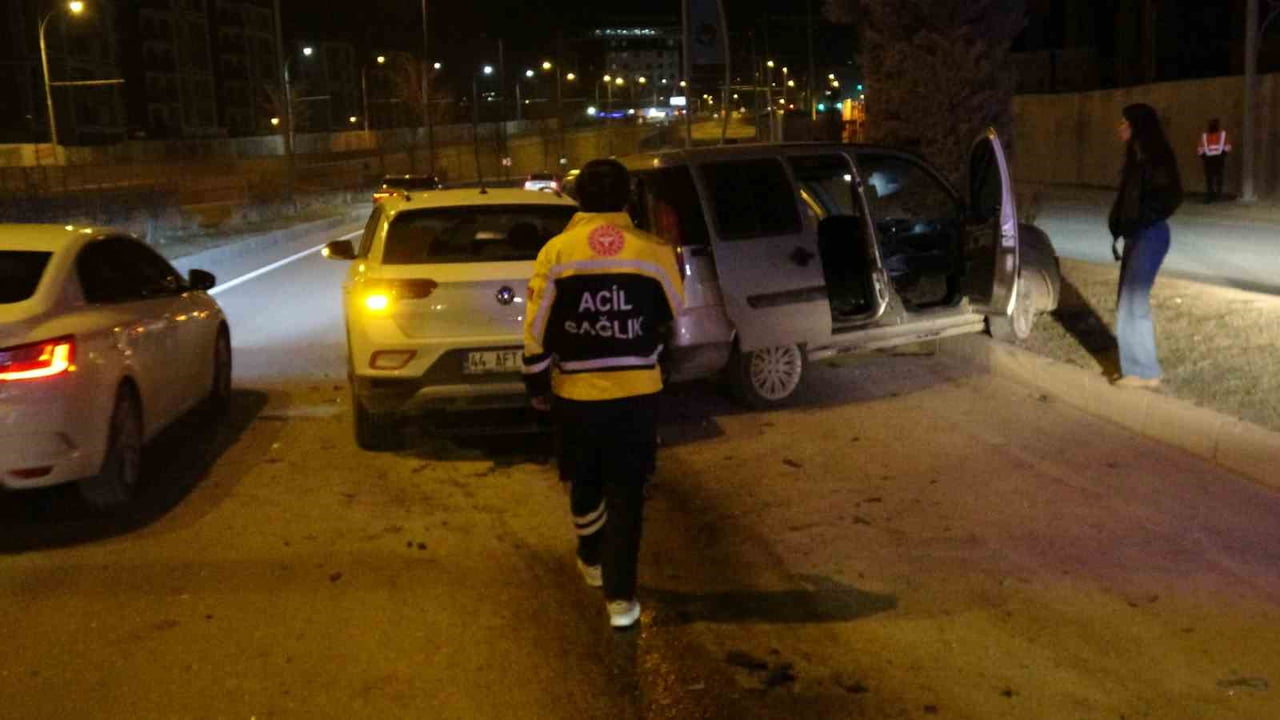 MALATYA'DA HAFİF TİCARİ ARAÇ İLE OTOMOBİLİN KARIŞTIĞI TRAFİK KAZASINDA ARAÇLARDA BÜYÜK ÇAPLI HASAR...