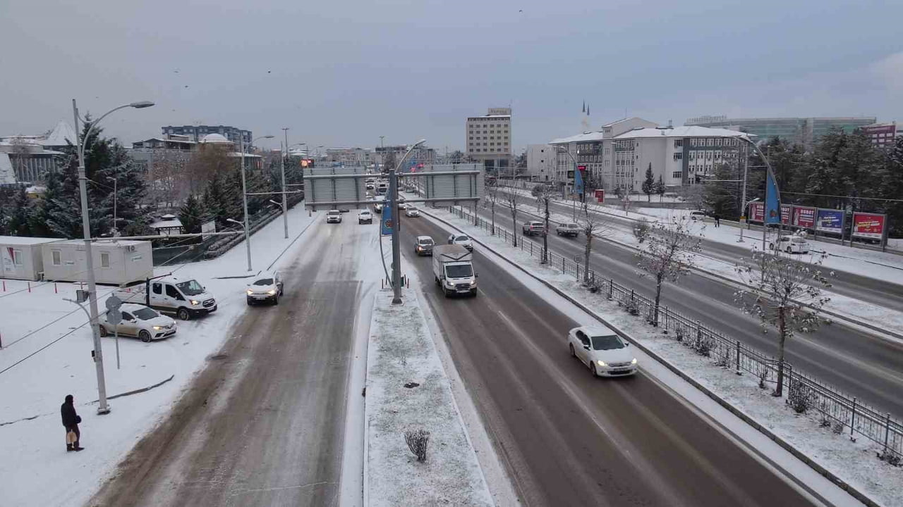 MALATYA'DA KAR YAĞIŞI GÜNLÜK YAŞAMI VE ULAŞIMI HAYATI OLUMSUZ ETKİLEDİ.