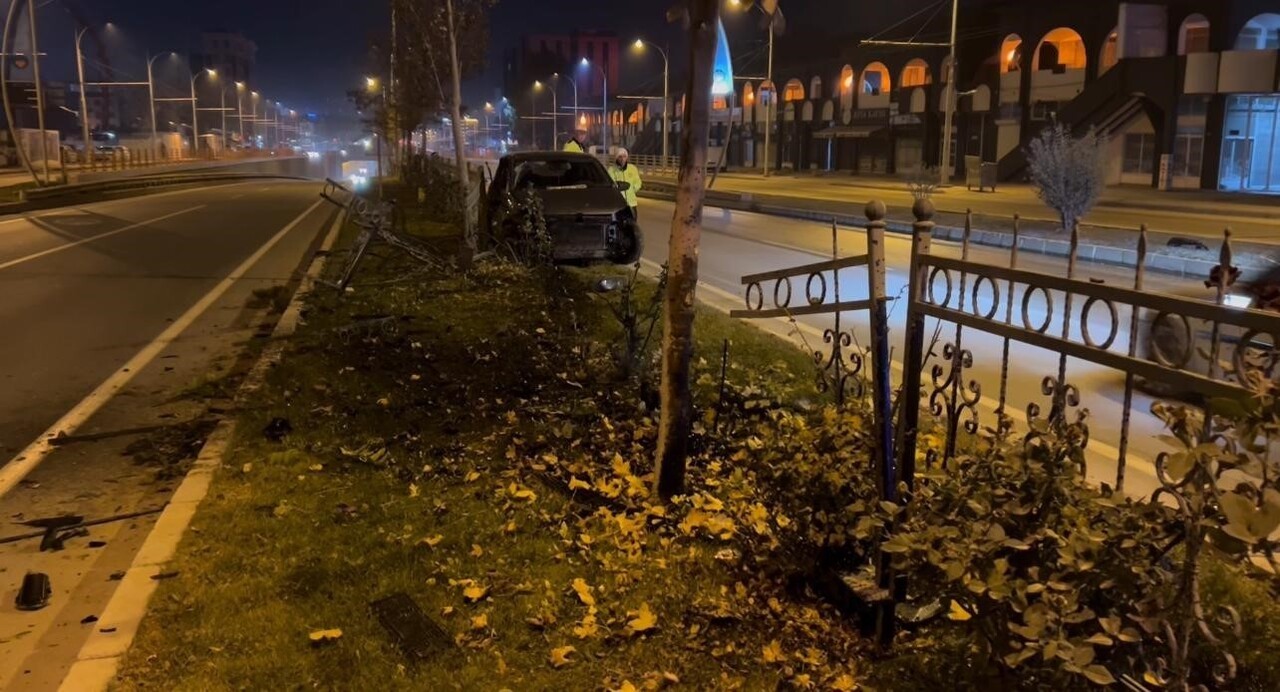 MALATYA'DA ÖNÜNE ÇIKAN BAŞIBOŞ KÖPEĞE ÇARPMAMAK İÇİN MANEVRA YAPIP, REFÜJE ÇIKAN ARACIN SÜRÜCÜSÜ...
