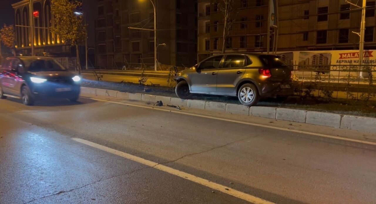 MALATYA'DA ÖNÜNE ÇIKAN BAŞIBOŞ KÖPEĞE ÇARPMAMAK İÇİN MANEVRA YAPIP, REFÜJE ÇIKAN ARACIN SÜRÜCÜSÜ...