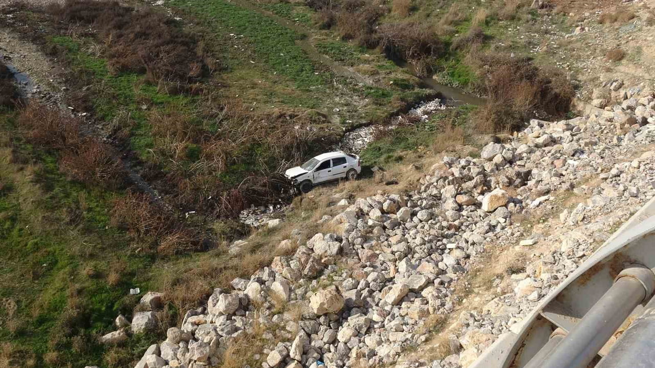 MALATYA'DA OTOMOBİLİN KÖPRÜDEN UÇTUĞU TRAFİK KAZASINDA 1 KİŞİ HAYATINI KAYBEDERKEN 2 KİŞİ...