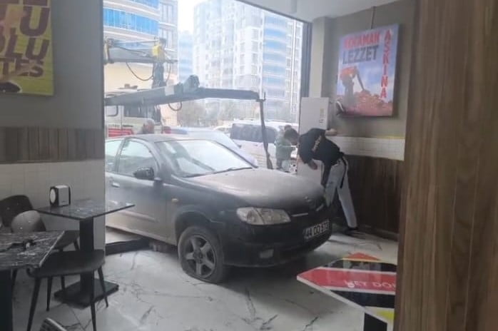 MALATYA'DA SÜRÜCÜSÜNÜN KONTROLÜNDEN ÇIKAN OTOMOBİL DÖNERCİ DÜKKANINA GİRDİ. YAŞANAN PANİK ANLARI...