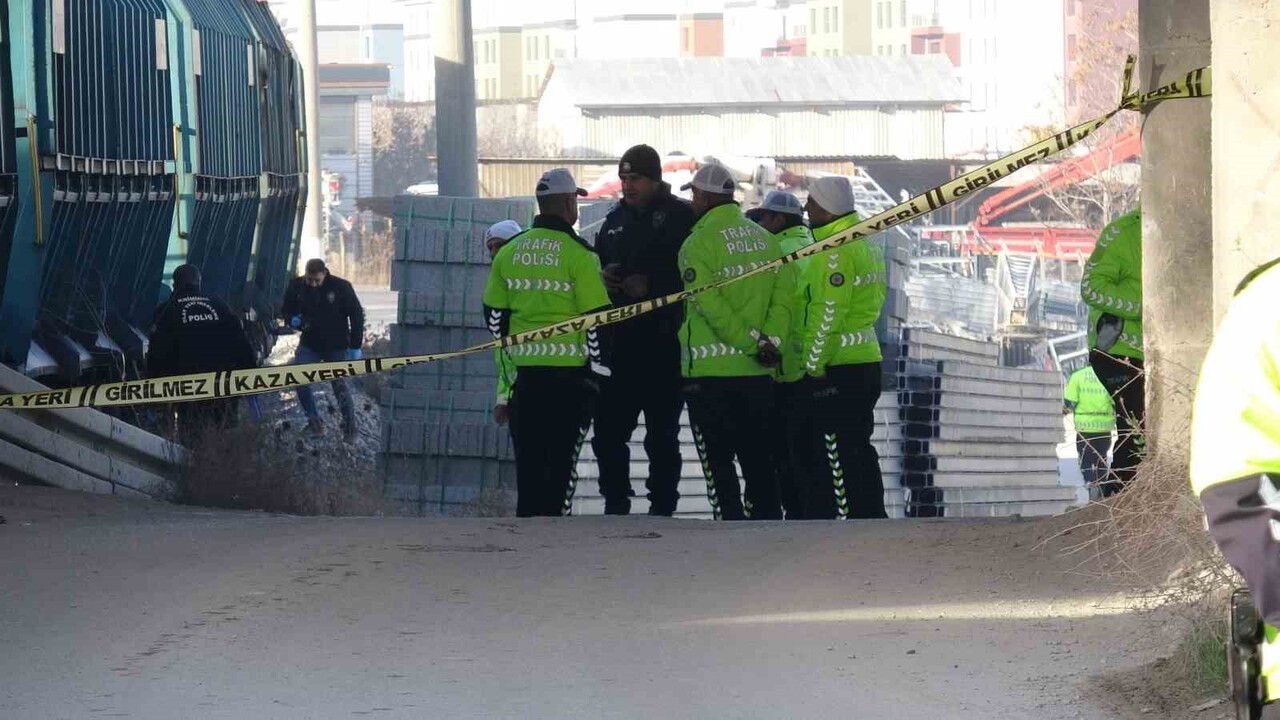 MALATYA'DA YÜK TRENİNİN ÇARPTIĞI 17 YAŞINDAKİ GENÇ HAYATINI KAYBETTİ.