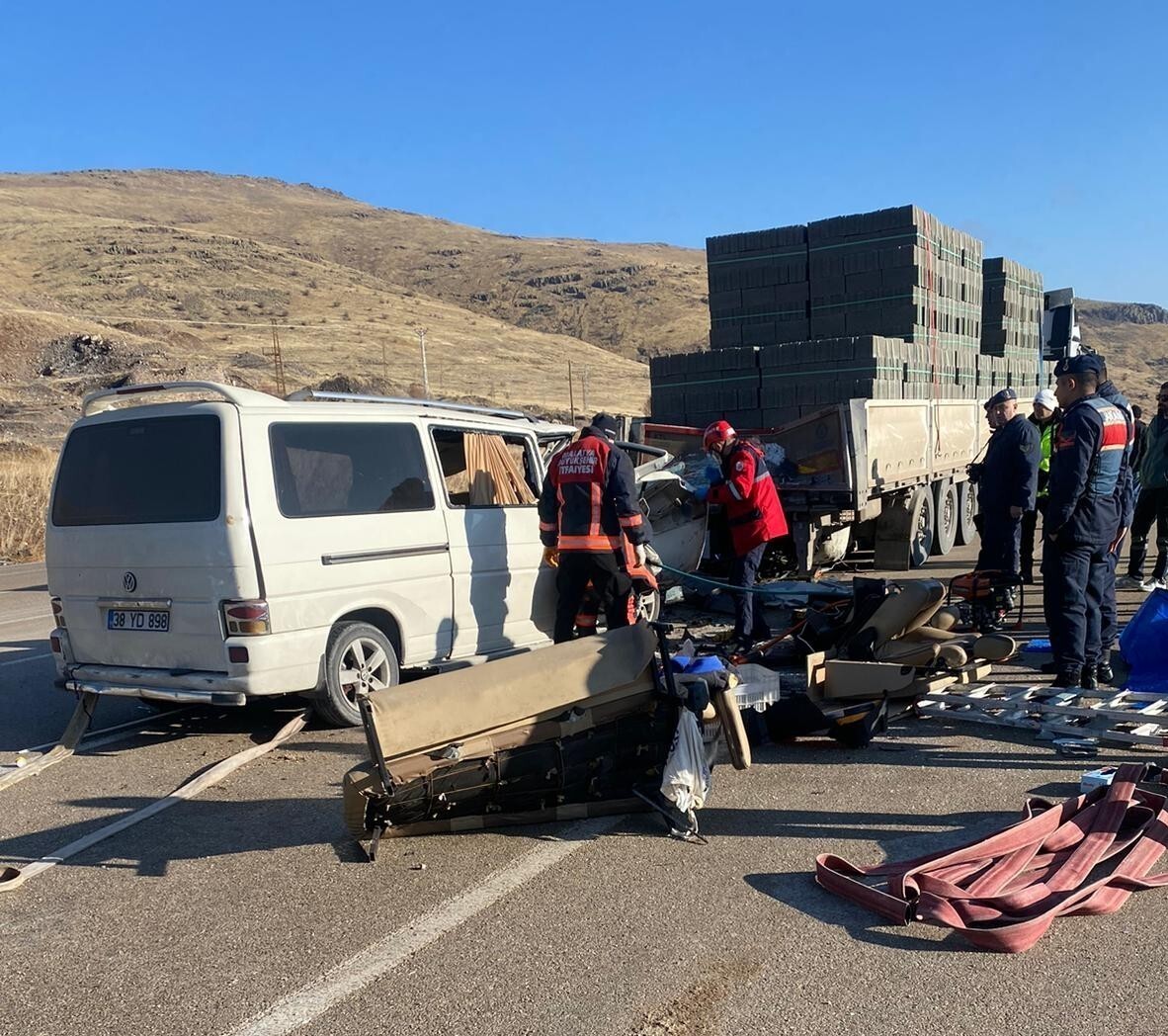 MALATYA'NIN AKÇADAĞ İLÇESİNDE TIR İLE MİNİBÜSÜN KARIŞTIĞI KAZADA 3 KİŞİ HAYATINI...