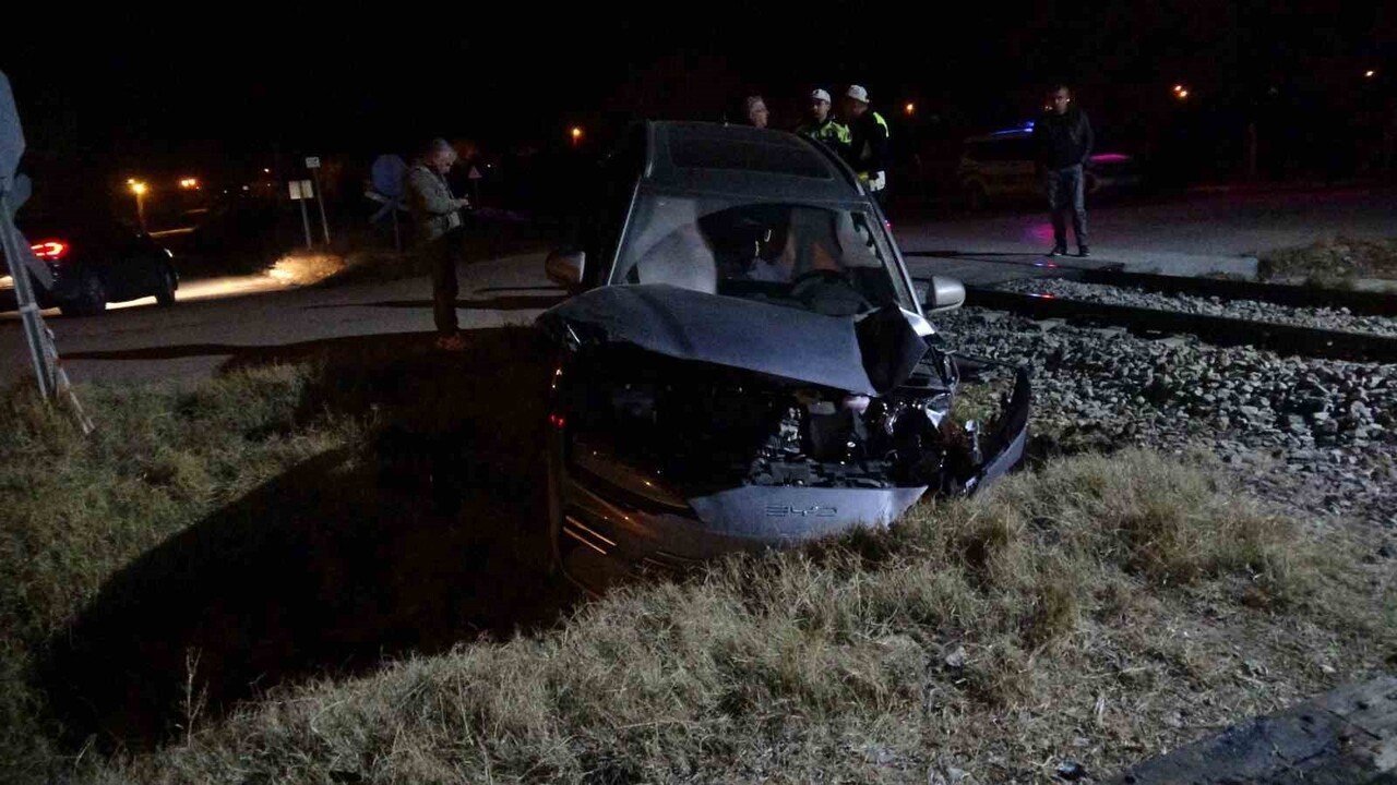 MALATYA'NIN BATTALGAZİ İLÇESİNDE YÜK TRENİNİN HEMZEMİN GEÇİTTE OTOMOBİLE ÇARPTIĞI KAZADA 5 KİŞİ...