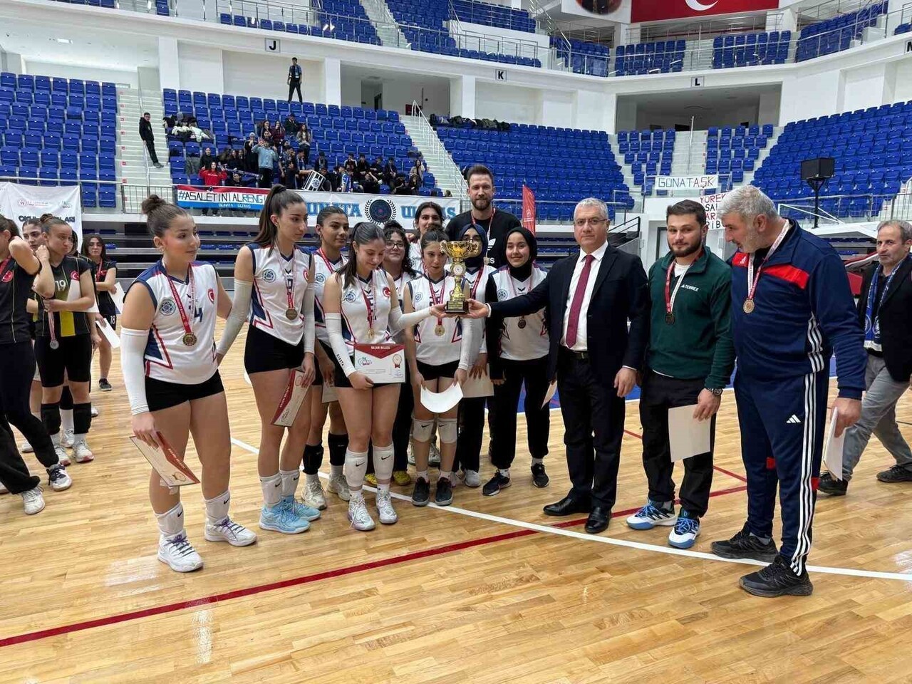 MALATYA’DA DÜZENLENEN LİSELER GENÇ BAYAN VOLEYBOL İL ŞAMPİYONASI’NDA ŞEHRİBAN GÜNATA ANADOLU...