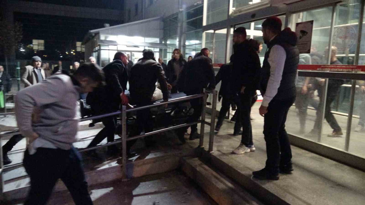 MALATYA’DA POLİS MERKEZİ ÖNÜNDE BIÇAKLI KAVGA: 3 YARALI