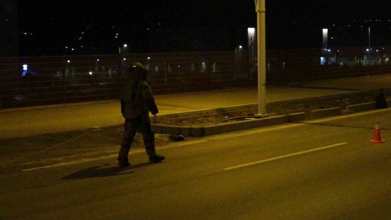 MALATYA’DA ŞÜPHELİ ÇANTA FÜNYE İLE PATLATILDI