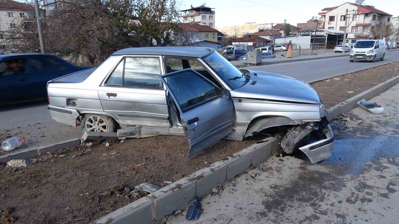 MALATYA’DA TEMİZLİK ARACI İLE ÇARPIŞAN ARAÇ REFÜJE ÇIKTI