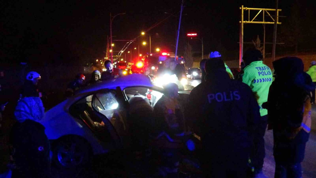 MALATYA’DA TRAMBÜS DİREĞİNE ÇARPAN ARAÇ KAĞIT GİBİ DAĞILDI: 1’İ AĞIR 2 YARALI