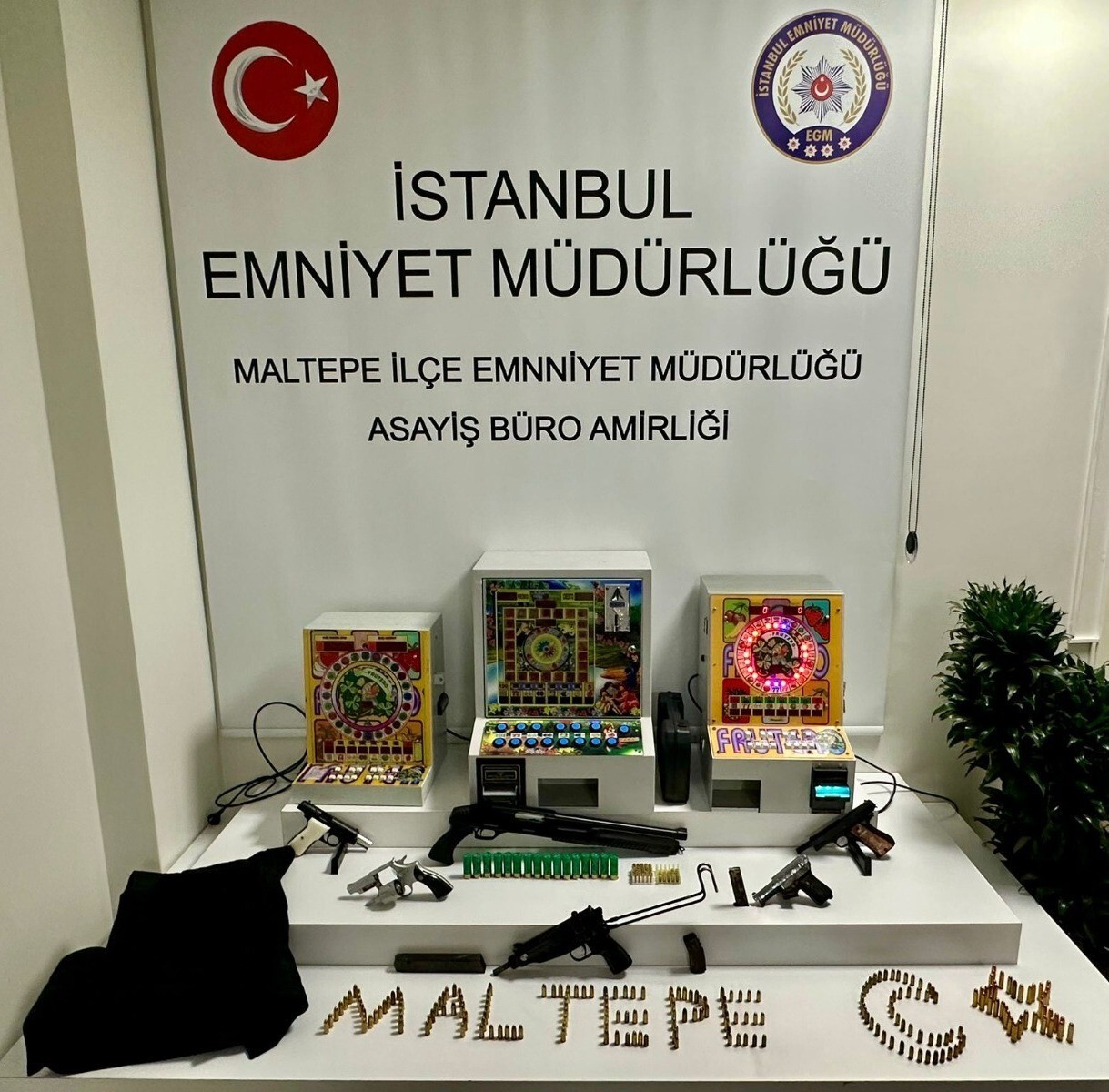 MALTEPE İLÇE EMNİYET MÜDÜRLÜĞÜ TARAFINDAN DÜZENLENEN OPERASYONDA BİR ZULA EVİNDE ÇOK SAYIDA SİLAH...