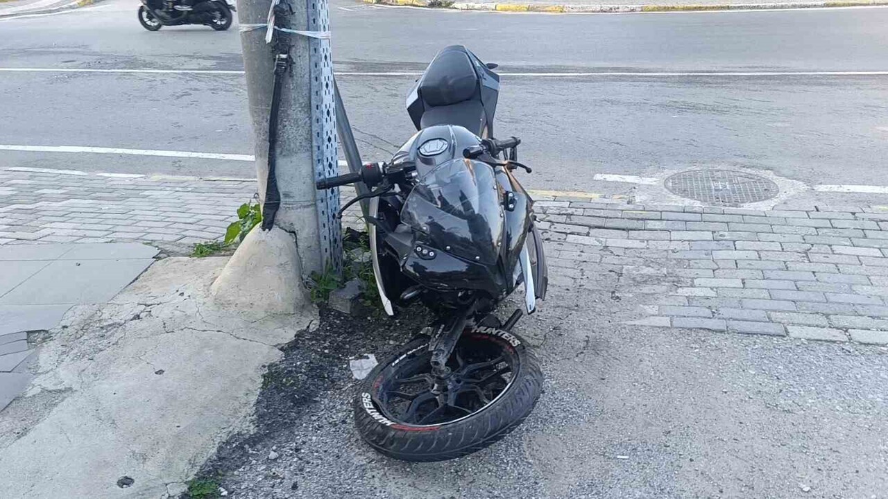 MANAVGAT'TA OTOMOBİLLE ÇARPIŞAN MOTOSİKLET HURDAYA DÖNERKEN SÜRÜCÜSÜ YARALANDI.