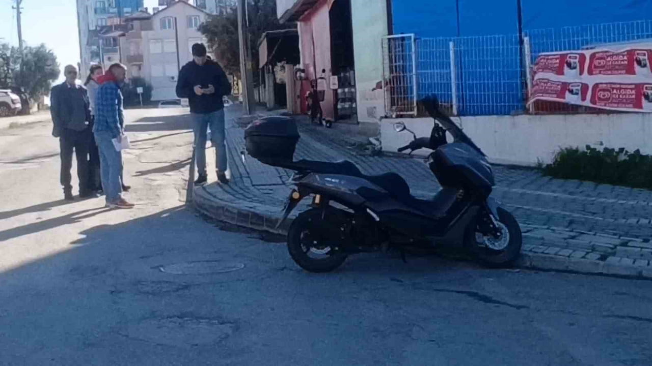 MANAVGAT İLÇESİNDE KAVŞAKTA MOTOSİKLET İLE OTOMOBİLİN ÇARPIŞTI. KAZADA, MOTOSİKLETTE YOLCU OLARAK...