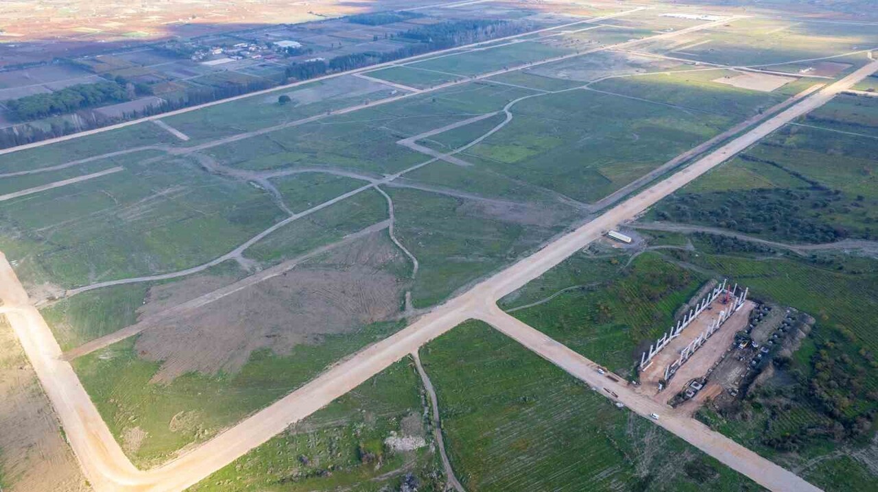 MANİSA'DA 1 MİLYAR DOLARLIK YATIRIMLA FABRİKA KURMAYI PLANLAYAN BYD'NİN TAHSİSLİ ARAZİSİNDE HALEN...