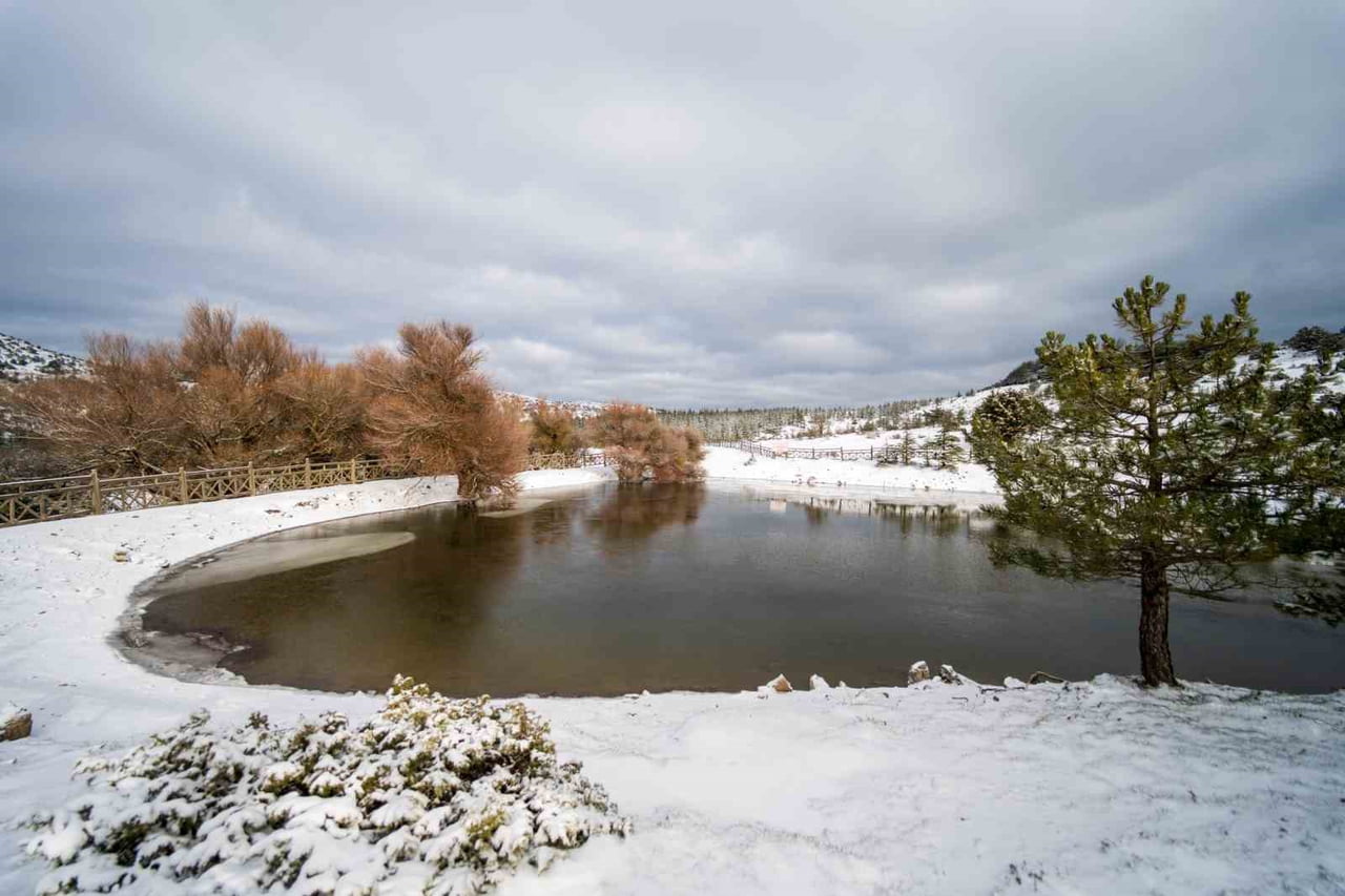 MANİSA'NIN 1517 METRE YÜKSEKLİĞİNDEKİ SPİL DAĞI MİLLİ PARKI, MEVSİMİN İLK KARININ YAĞMASIYLA...