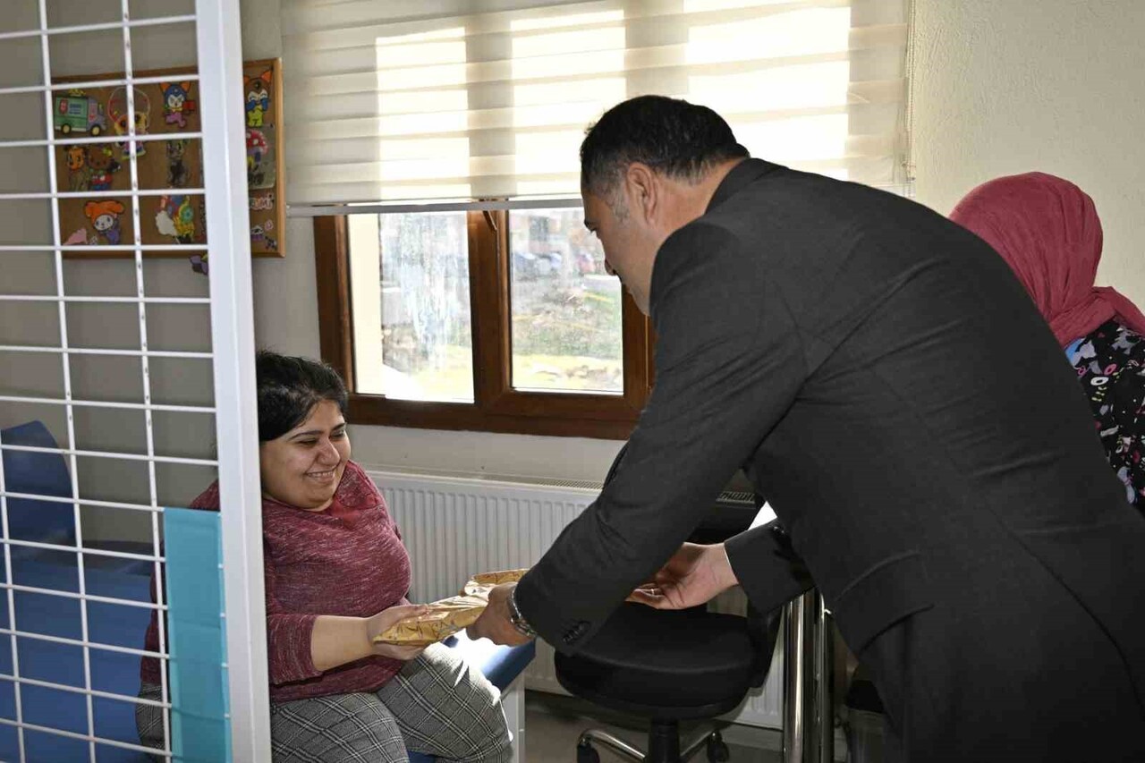 MANİSA'NIN DEMİRCİ İLÇESİNDE 3 ARALIK DÜNYA ENGELLİLER GÜNÜ DOLAYISIYLA BELEDİYE BAŞKANI ERKAN...