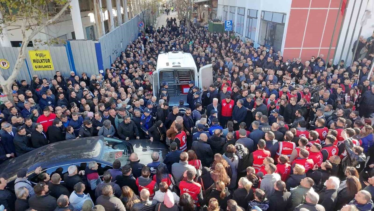 MANİSA'NIN İLK KADIN BELEDİYE BAŞKANI OLARAK TARİHE GEÇEN 37 YAŞINDAKİ BAŞKAN DURBAY'I MESAİ...