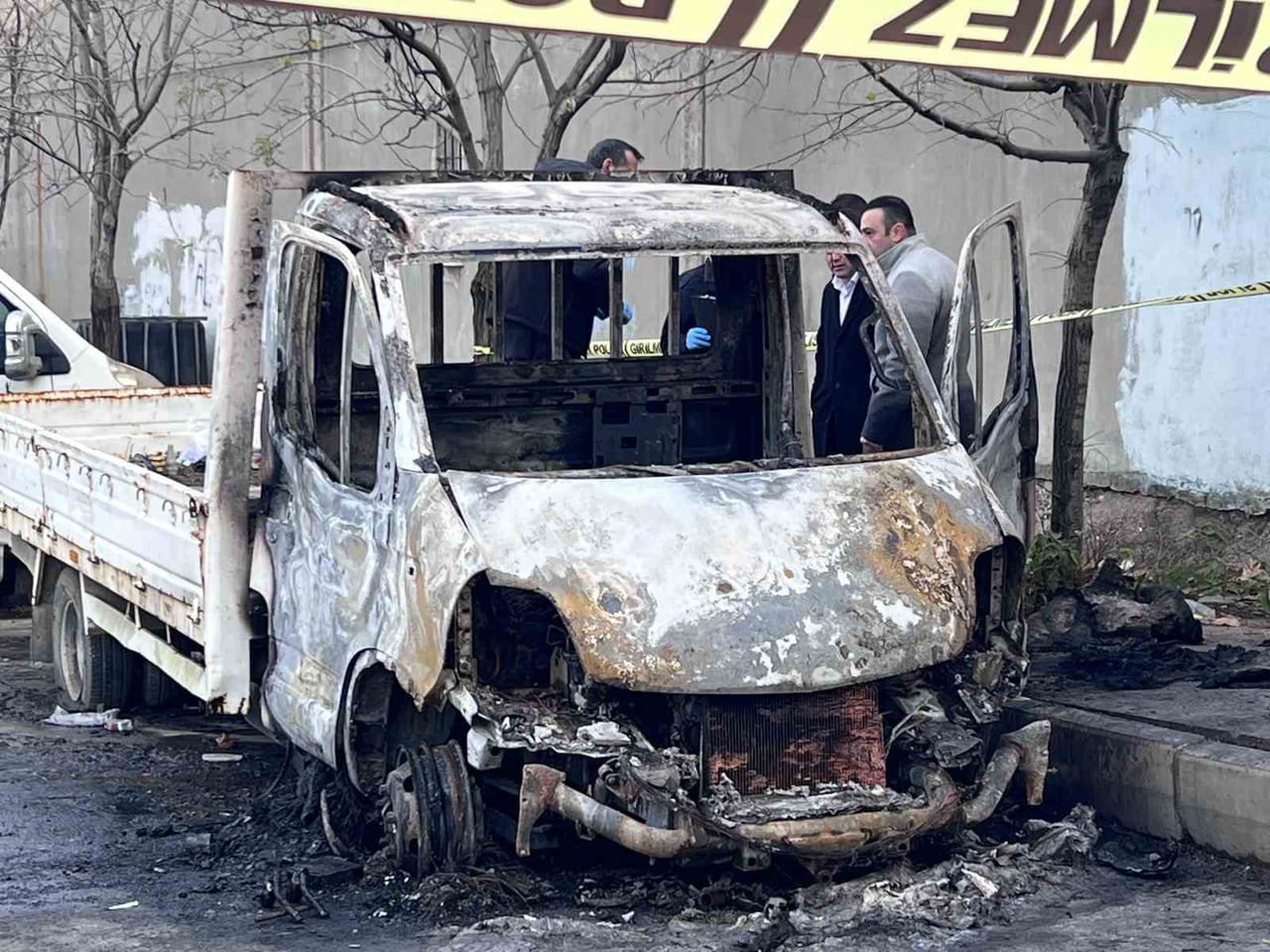 MANİSA'NIN YUNUSEMRE İLÇESİNDE ARAÇ YANGININA GİDEN EKİPLER ARAÇ İÇİNDE YANMIŞ BİR ERKEK CESEDİ...