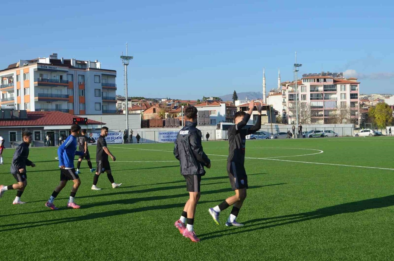 MANİSA 1. AMATÖR LİG ALAŞEHİR GRUBU’NDA MÜCADELE EDEN SELENDİ BELEDİYE SPOR, SAHASINDA AĞIRLADIĞI...