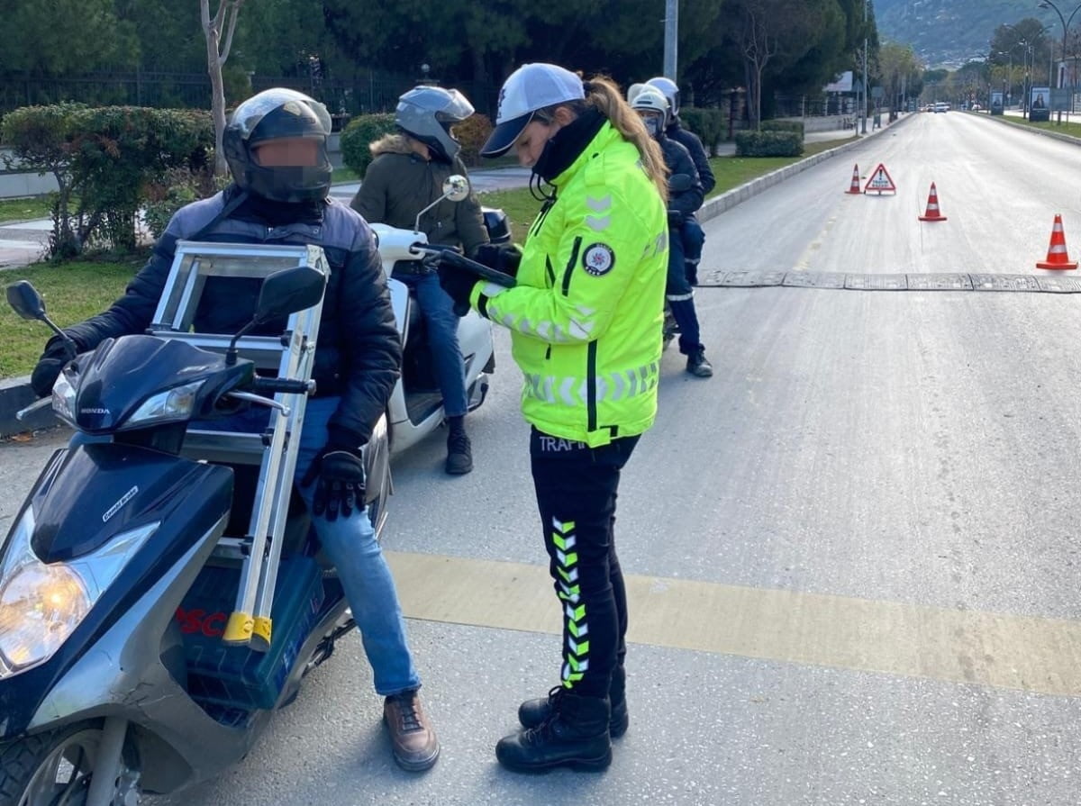 MANİSA’DA 3 GÜNDE YAPILAN MOTOSİKLET VE MOTORLU BİSİKLET DENETİMLERİNDE 594 SÜRÜCÜYE CEZA...